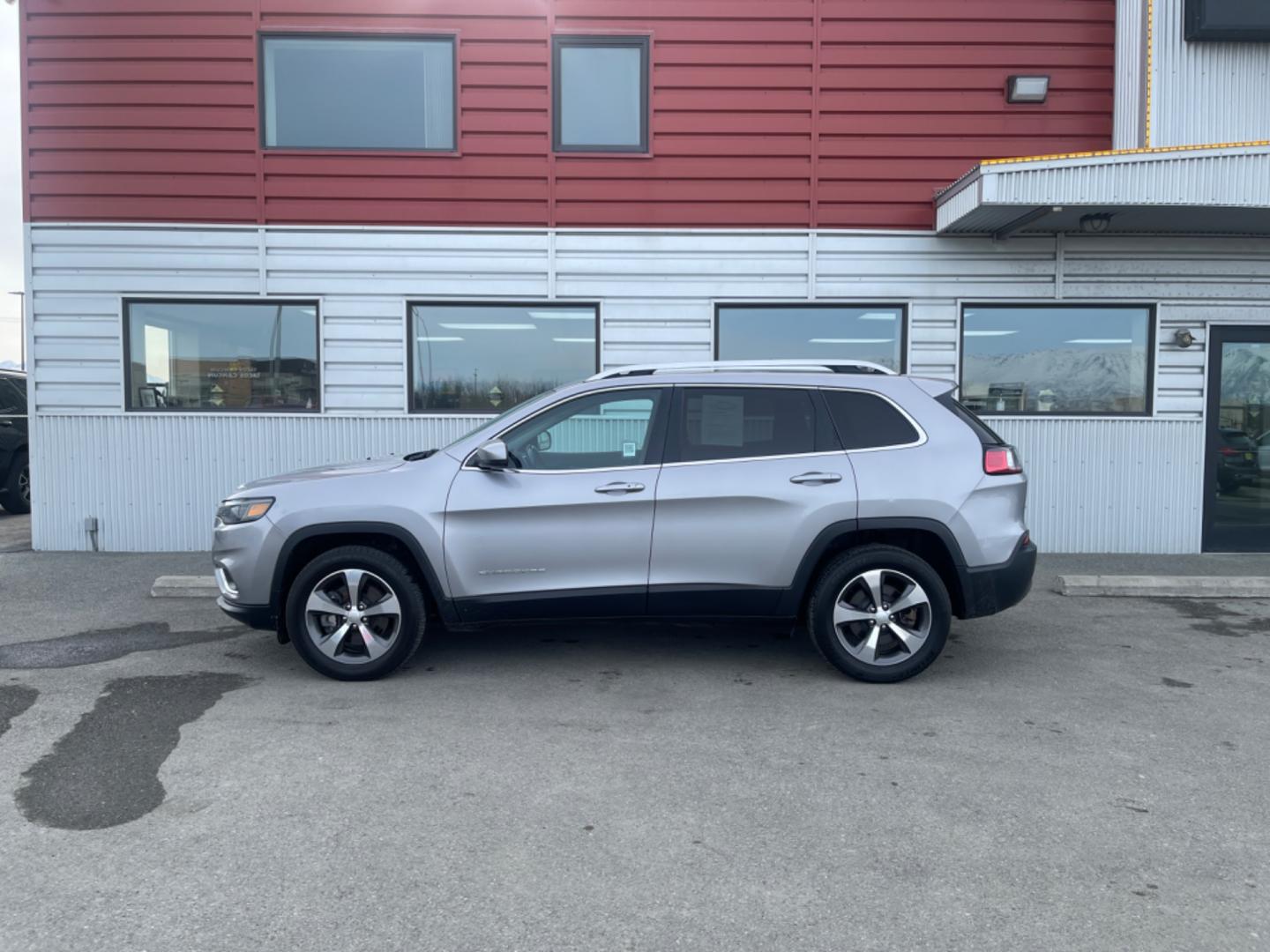 2020 Silver /black leather Jeep Cherokee limited (1C4PJMDX1LD) with an 3.2 v6 engine, 9a transmission, located at 1960 Industrial Drive, Wasilla, 99654, (907) 274-2277, 61.573475, -149.400146 - Photo#2